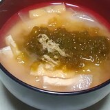 とろろ昆布と新玉ねぎと油揚げの味噌汁＊